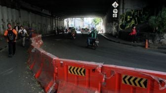 Kendaraan melintas di kawasan Stasiun Sudirman, Jakarta, Selasa (9/1). 