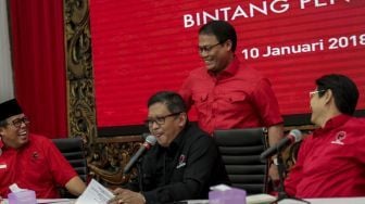 Sekjen PDIP Hasto Kristiyanto didampingi pengurus partai memberikan keterangan pers terkait nama calon Wakil Gubernur Jawa Timur pengganti Abdullah Azwar Anas di DPP PDIP, Jakarta, Selasa (9/1).