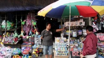 Puluhan kios pedagang mainan di Pasar Gembrong, Jakarta, Selasa (9/1). 