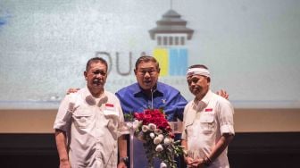 Ketua Umum Partai Demokrat Susilo Bambang Yudhoyono (tengah) mendeklarasikan Calon Gubernur Jawa Barat Deddy Mizwar (kiri) dan calon Wakil Gubernur Jawa Barat Dedi Mulyadi (kanan) di Sasana Budaya Ganesha (Sabuga), Bandung, Jawa Barat, Selasa (9/1). 