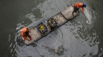 Agar tidak ada sedimentasi saluran di sepanjang kali tersebut. 