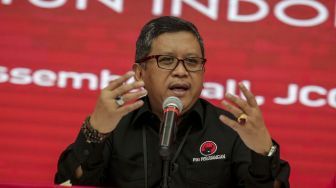 Sekjen PDIP Hasto Kristiyanto didampingi pengurus partai memberikan keterangan pers terkait nama calon Wakil Gubernur Jawa Timur pengganti Abdullah Azwar Anas di DPP PDIP, Jakarta, Selasa (9/1).