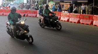 Kendaraan melintas di kawasan Stasiun Sudirman, Jakarta, Selasa (9/1). 