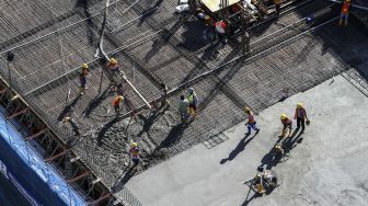 Pekerja menyelesaikan proyek pembangunan Mass Rapid Transit (MRT) Fase I Lebak Bulus, Jakarta, Selasa (9/1). 