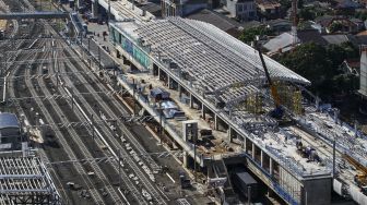 Pekerja menyelesaikan proyek pembangunan Mass Rapid Transit (MRT) Fase I Lebak Bulus, Jakarta, Selasa (9/1). 