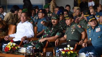 Panglima TNI Marsekal Hadi Tjahjanto bersama Menhan RI Jenderal TNI (Purn) Ryamizard Ryacudu, KSAD Jenderal TNI Mulyono dan  KSALl Laksamana TNI Ade Supandi menghadiri acara serah terima Alutsista TNI di Hanggar Fixed Wing PTDI di Bandung, Jawa Barat, Selasa (9/1).