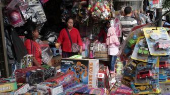 Puluhan kios pedagang mainan di Pasar Gembrong, Jakarta, Selasa (9/1). 