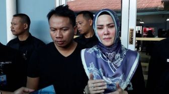 Angel Lelga Pamer Kerja Bareng Suami, Warganet: Cari Sensasi...