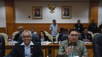 Plt Ketua DPR Fadli Zon (kanan) didampingi Wakil Ketua Agus Hermanto memimpin rapat konsultasi DPR di Kompleks Parlemen, Senayan, Jakarta, Kamis (11/1).