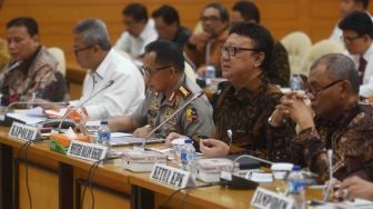 Mendagri Tjahjo Kumolo (kedua kanan) menyampaikan pendapatnya disaksikan Ketua KPK Agus Rahardjo (kanan), Kapolri Jenderal Tito Karnavian (tengah), Ketua KPU Arief Budiman (kedua kiri) dan Ketua Bawaslu Abhan (kiri) dalam rapat konsultasi DPR di Kompleks Parlemen, Senayan, Jakarta, Kamis (11/1).