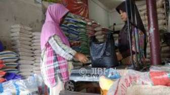 Pedagang Keluhkan Harga Beras Makin Mahal