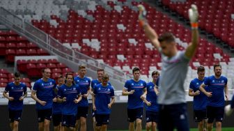 Para pemain Timnas Islandia melakukan pemanasan saat sesi latihan di Stadion Utama Gelora Bung Karno, Jakarta, Sabtu (13/1).