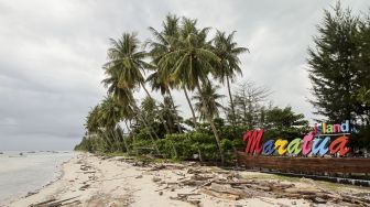 Pesona keindahan di Pulau Maratua yang terletak di wilayah Kabupaten Berau, Kalimantan Timur, Jumat (12/1).