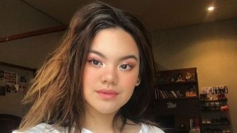 Nggak Norak! 10 Potret Shafa Harris Pakai Makeup Bold