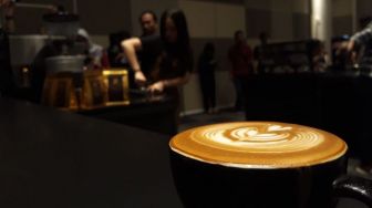 Jorok Tapi Bikin Kagum, Lelaki Ini Bikin Latte Art Langsung di Dalam Mulut