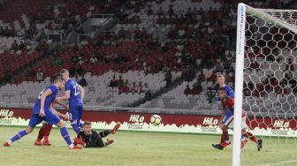 Timnas Indonesia yang dilatih Luis Milla saat melawan Islandia di Gelora Bung Karno, (14/1). (Suara.com/Oke Atmaja)