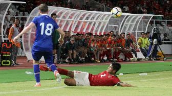 Timnas Indonesia yang dilatih Luis Milla saat melawan Islandia di Gelora Bung Karno, (14/1). (Suara.com/Oke Atmaja)