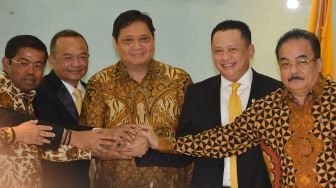 Ketua Umum Partai Golkar Airlangga Hartarto (tengah) berjabat tangan dengan Sekjen Idrus Marham (kiri), calon Ketua DPR dari Fraksi Golkar Bambang Soesatyo (kedua kanan), Ketua Bidang Kajian Ideologi dan Kebijakan Publik DPP Golkar Happy Bone (kedua kiri) dan Ketua Fraksi Golkar Robert Joppy Kardinal (kanan) seusai pengumuman calon ketua DPR dari Fraksi Golkar di Kompleks Parlemen, Senayan, Jakarta, Senin (15/1).