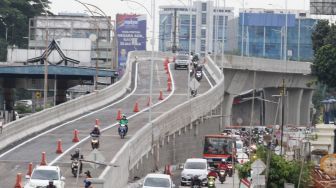 Sejumlah kendaraan melintas di Flyover Pancoran, Jakarta, Senin (15/1). 