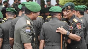 Panglima Komando Strategis Angkatan Darat (Pangkostrad) Letjen TNI Agus Kriswanto (kanan) mendapat ucapan selamat dari rekan-rekan seusai mengikuti upacara serah terima jabatan di Markas Besar TNI Angkatan Darat (Mabesad), Jakarta Pusat, Senin (15/1). 