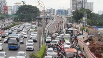 Sejumlah kendaraan melintas di Flyover Pancoran, Jakarta, Senin (15/1). 