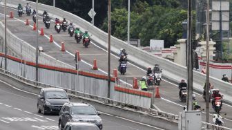 Sejumlah kendaraan melintas di Flyover Pancoran, Jakarta, Senin (15/1). 