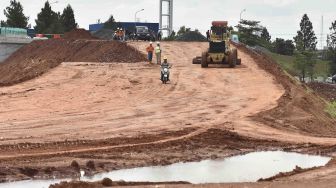 Proyek jalan tol Serpong-Kunciran, di Tangerang, Banten, Selasa (16/1).