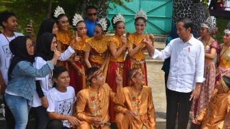 Presiden Joko Widodo menyapa siswa pada acara penerimaan sertifikat tanah untuk rakyat di Taman Lokasana, Kabupaten Ciamis, Jawa Barat, Selasa (16/1).