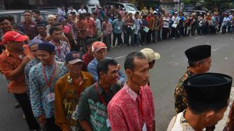 Ribuan warga memadati ruas jalan usai menghadiri penyerahan sertifikat tanah oleh Presiden Joko widodo di Taman Lokasa, Kabupaten Tasikmalaya, Jawa Barat, Selasa (16/1). 