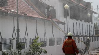 Gedung Museum Bahari di Jalan Pasar Ikan, Penjaringan terbakar, Jakarta, Selasa (16/1). 