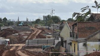 Proyek jalan tol Serpong-Kunciran, di Tangerang, Banten, Selasa (16/1).