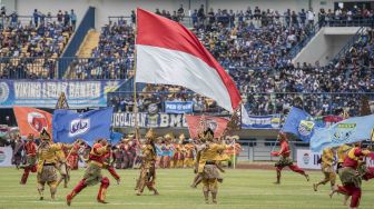 Pembukaan Piala Presiden 2018 di Stadion Gelora Bandung Lautan Api, Bandung, Jawa Barat, Selasa (16/1).