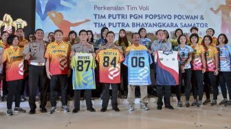 Irwasum Polri Komjen Putut Eko Bayuseno (ketiga kiri) yang memegang jersey bersama Kakorlantas Irjen Royke Lumowa (kedua kiri), Dirut PGN Jobi Triananda Hasjim (keempat kiri) dan CEO Samator Arief Harsono (keempat kanan) berfoto bersama tim putri PGN Popsivo Polwan dalam peluncuran tim tersebut di Jakarta, Selasa (16/1).