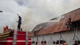 Gedung Museum Bahari di Jalan Pasar Ikan, Penjaringan terbakar, Jakarta, Selasa (16/1). 