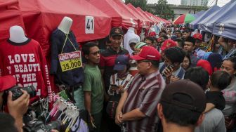 Komisioner Ombudsman Republik Indonesia (ORI), Adrianus Meliala melakukan monitoring terhadap Pedagang Kaki Lima (PKL) di kawasan Tanah Abang, Jakarta, Rabu (17/1). 