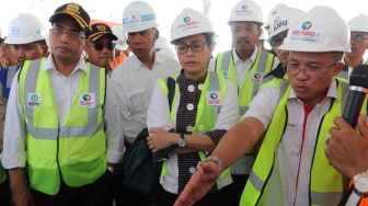 Dirut PT Pelindo I Bambang Eka Cahyana (kanan) menjelaskan tentang perkembangan proyek pembangunan Pelabuhan Multi Purpose Kuala Tanjung tahap I kepada Menteri Keuangan Sri Mulyani (ketiga kanan), Menteri Perhubungan Budi Karya Sumadi (kiri) disaksikan Gubernur Sumatera Utara T Erry Nuradi (kedua kanan) di Batubara, Sumatera Utara, Rabu (17/1).