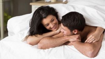Buat Suami Makin Bergairah Nanti Malam, Cobalah 5 Posisi Seks Ini!