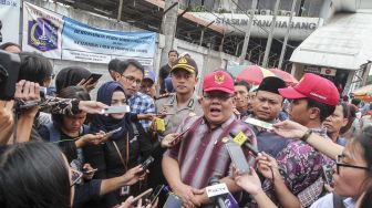 Komisioner Ombudsman Republik Indonesia (ORI), Adrianus Meliala melakukan monitoring terhadap Pedagang Kaki Lima (PKL) di kawasan Tanah Abang, Jakarta, Rabu (17/1). 