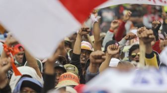 Ratusan Nelayan dari berbagai daerah yang tergabung dalam Aliansi Nelayan Indonesia (ANI) menggelar unjuk rasa di Monas, Jakarta Pusat, Rabu (17/1). 