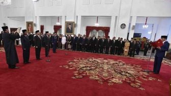 Presiden Joko Widodo (kanan) melantik empat pejabat negara di Istana Negara, Jakarta, Rabu (17/1).