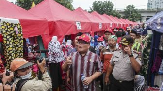 Komisioner Ombudsman Republik Indonesia (ORI), Adrianus Meliala melakukan monitoring terhadap Pedagang Kaki Lima (PKL) di kawasan Tanah Abang, Jakarta, Rabu (17/1). 