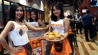 Mau Jadi Hooters Girls? Gajinya Dua Kali UMR Lho!