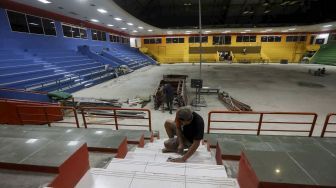 Renovasi GOR Soemantri Brodjonegoro di Jakarta, Kamis (18/1). 