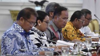 Presiden Joko Widodo bersama Wakil Presiden Jusuf Kalla memimpin rapat terbatas tentang rencana pembangunan Universitas Islam Internasional Indonesia di Istana Merdeka, Jakarta, Kamis (18/1). 