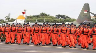 Upacara serah terima jabatan Kepala Staf Angkatan Udara (KSAU) Marsekal TNI Yuyu Sutisna di Taxi Way Echo Lanud Halim Perdanakusuma, Jakarta, Jumat (19/1).