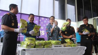 Kepala Badan Narkotika Nasional Budi Waseso bersama Menteri Keuangan Sri Mulyani dan Dirjen Bea dan Cukai Heru Pambudi melakukan rilis mengenai penyelundupan narkoba di Jakarta, Jumat (18/1).