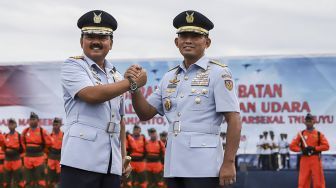 Panglima TNI Marsekal TNI Hadi Tjahjanto memimpin upacara serah terima jabatan Kepala Staf Angkatan Udara (KSAU) Marsekal TNI Yuyu Sutisna di Taxi Way Echo Lanud Halim Perdanakusuma, Jakarta, Jumat (19/1).