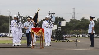 Panglima TNI Marsekal TNI Hadi Tjahjanto memimpin upacara serah terima jabatan Kepala Staf Angkatan Udara (KSAU) Marsekal TNI Yuyu Sutisna di Taxi Way Echo Lanud Halim Perdanakusuma, Jakarta, Jumat (19/1).