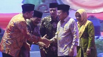 Wakil Presiden Jusuf Kalla (kedua kanan) dberbincang dengan Ketua Umum Pimpinan Pusat Muhammadiyah Haedar Nashir (ketiga kiri), Gubernur Jawa Timur Soekarwo (kedua kiri), Ketua Umum PP Aisyiyah, Siti Noordjannah Djohantini (kanan) dan Rektor Universitas Muhammadiyah Surabaya Sukadiono (kiri) saat pembukaan Tanwir I Aisyiyah di Universitas Muhammadiyah Surabaya, Jawa Timur, Jumat (19/1). 