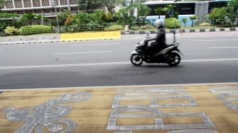 Sepeda motor melintas di Jalan MH Thamrin, Jakarta, Sabtu (20/1). 